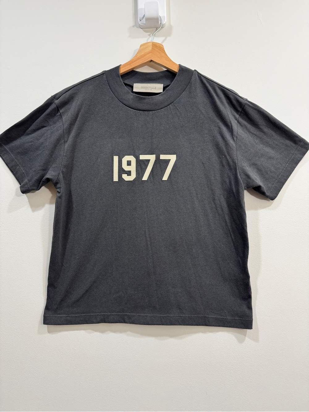 Essentials Fear of God "1977" Tee - Iron/Charcoal 🖤 Sz M
